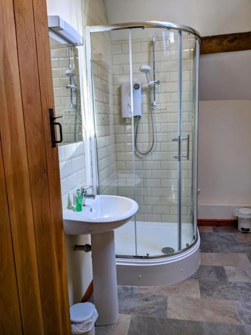 The Old Granary Farm Cottage Abergavenny Esterno foto